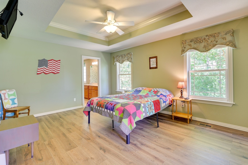 Bella Vista Vacation Rental w/ Private Back Deck!