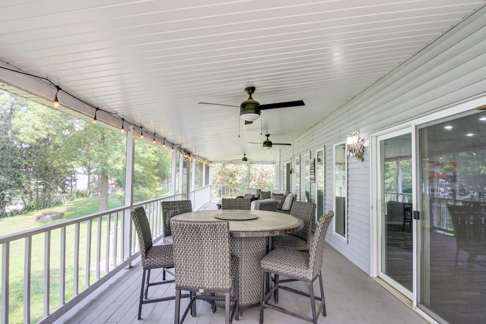 Waterfront Family Retreat on Lake Lida w/ Dock