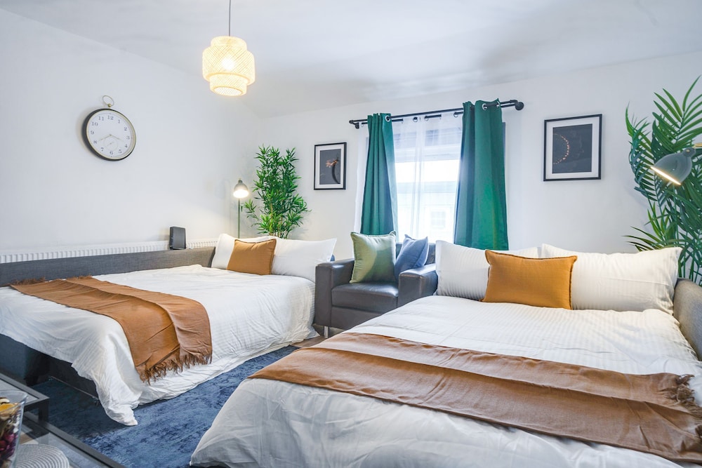 Spacious 2BR Maisonette 2 Baths Huge Lounge