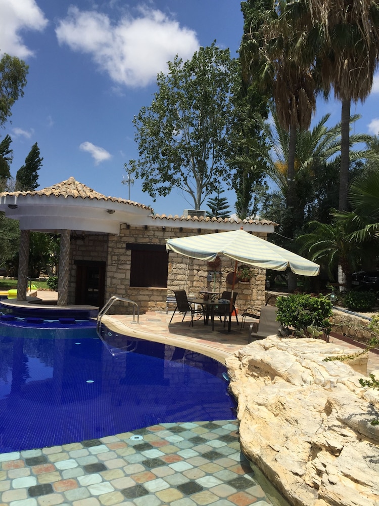 De Michanna Properties