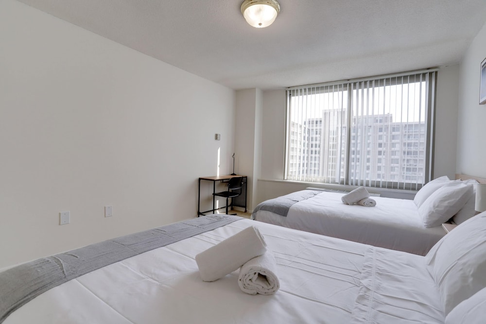 Stylish Comfort Condo in Crystal City