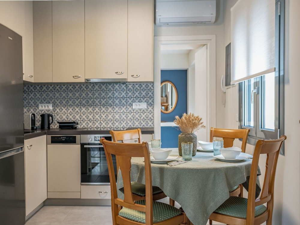 Elegant City Apartment - 250m From Solomos Square