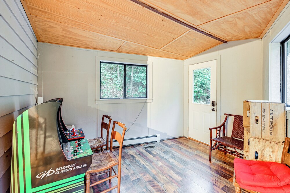 Winter Wonderland Cabin w/ Creek & Game Room