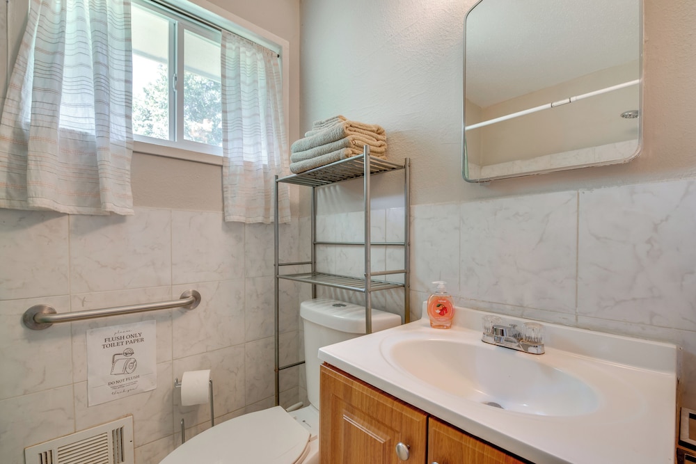 Inviting Home w/ Backyard: 8 Mi to Dtwn Atlanta!