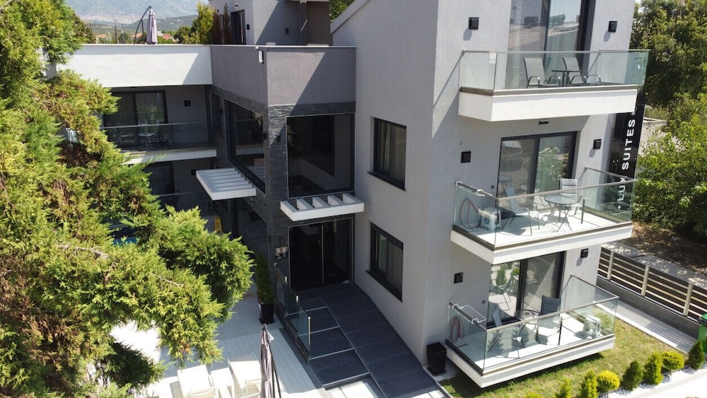 LUXSUITES