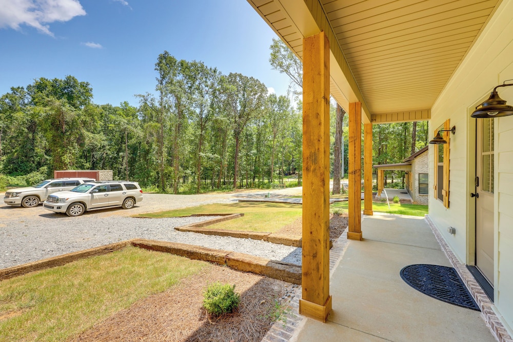 Walk to Sports Complex: Home in Millbrook!