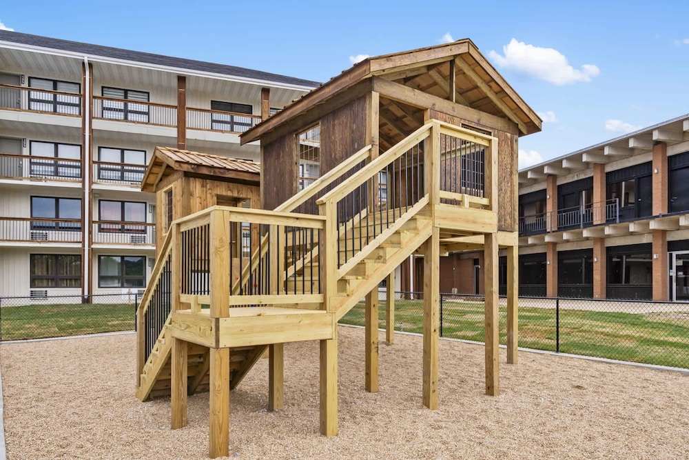 Modern Yote Condo at Roark Creek