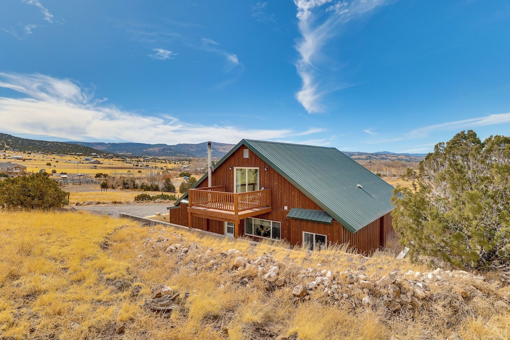 3 Mi to Trails: Secluded Eagar Cabin w/ Mtn Views!