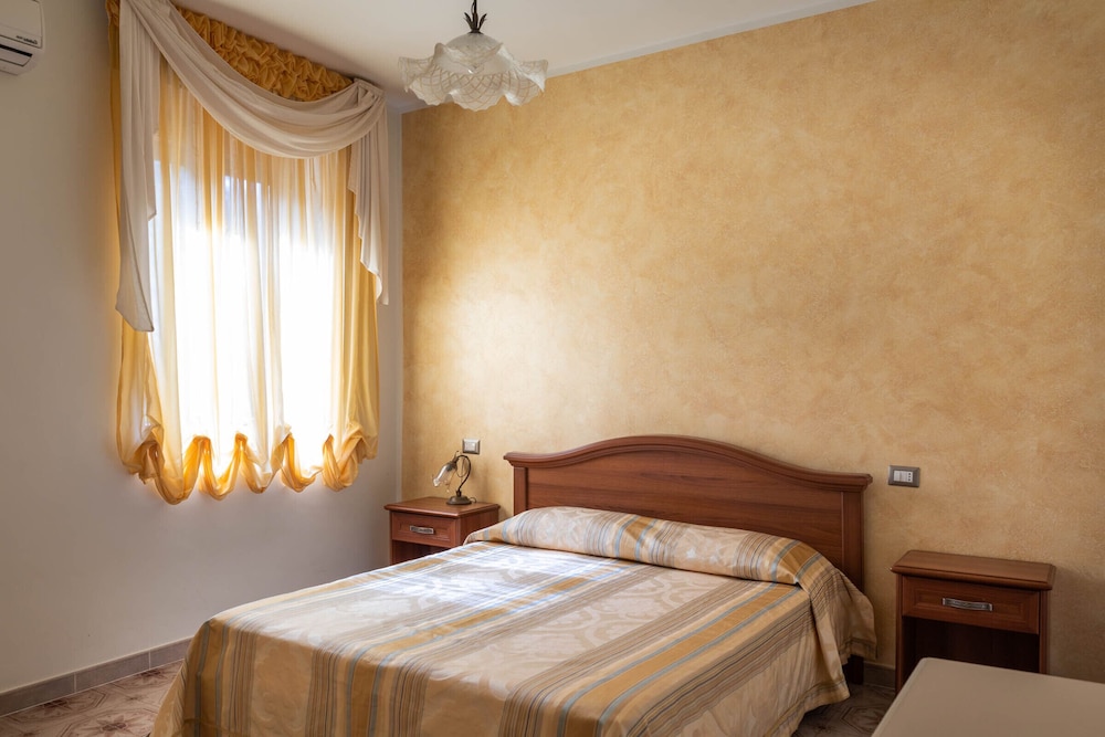 Bb La Mortella With Pool en Roccadaspide — hotel room