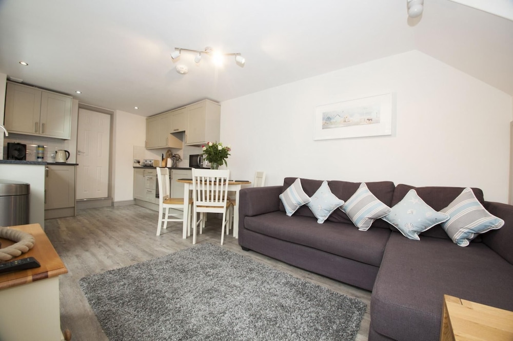 2 Bed Cottage - Sleeps 4 - Pets - Patio - Parking