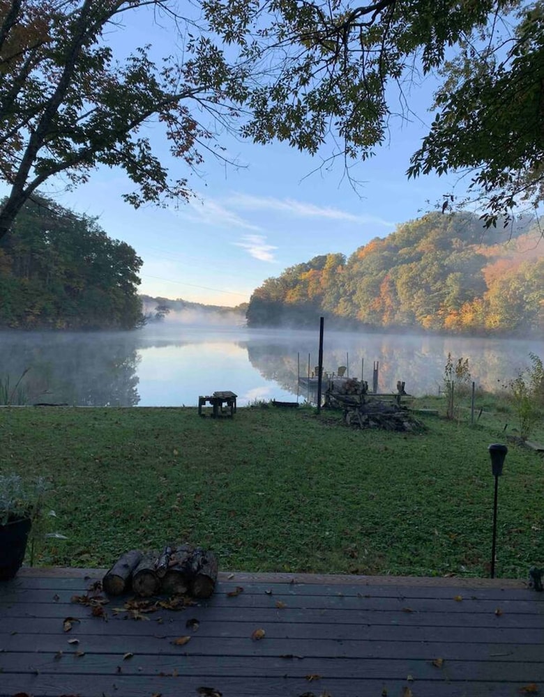 Lake Front Cabin Peaceful hot tub and Fire pit