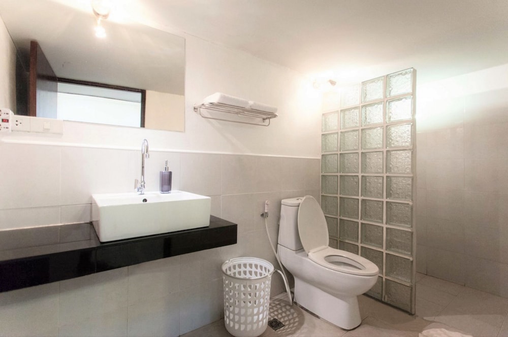 The Reef Hotel & Studios