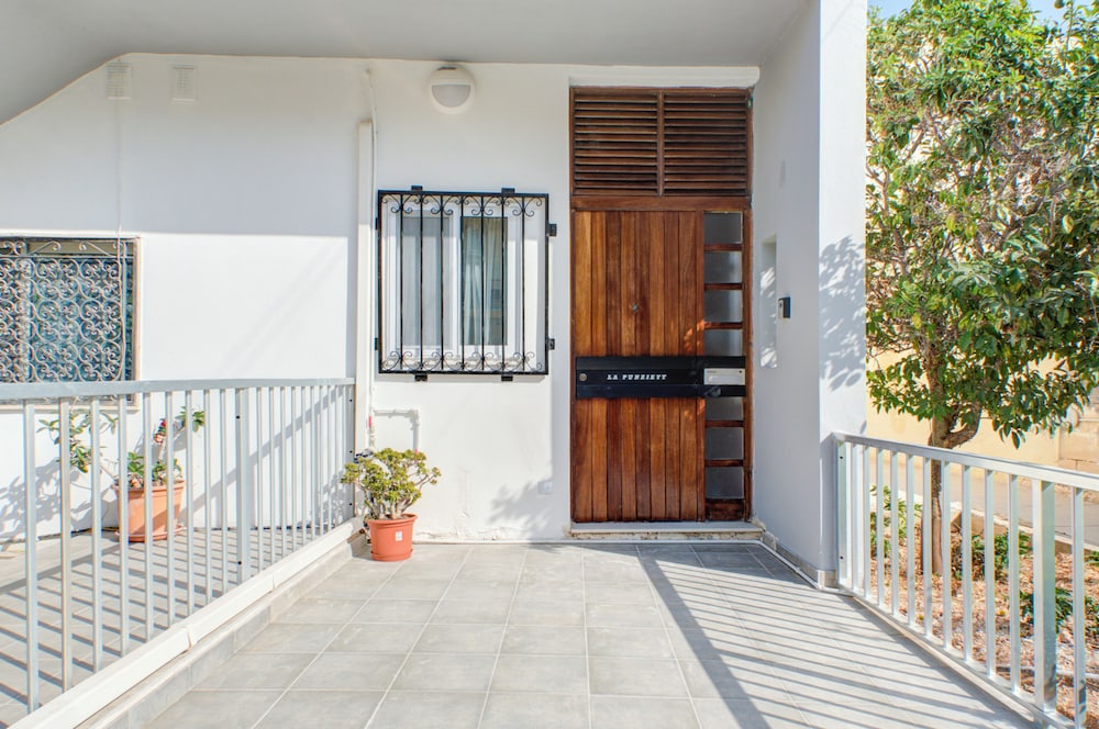 Colourful Spacious Maisonette with Yard photo 3