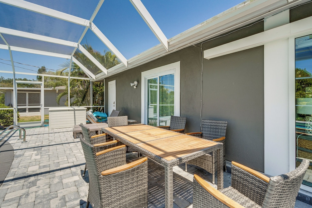 Sarasota Home w/ Pool: 4 Mi to Siesta Key Beach!