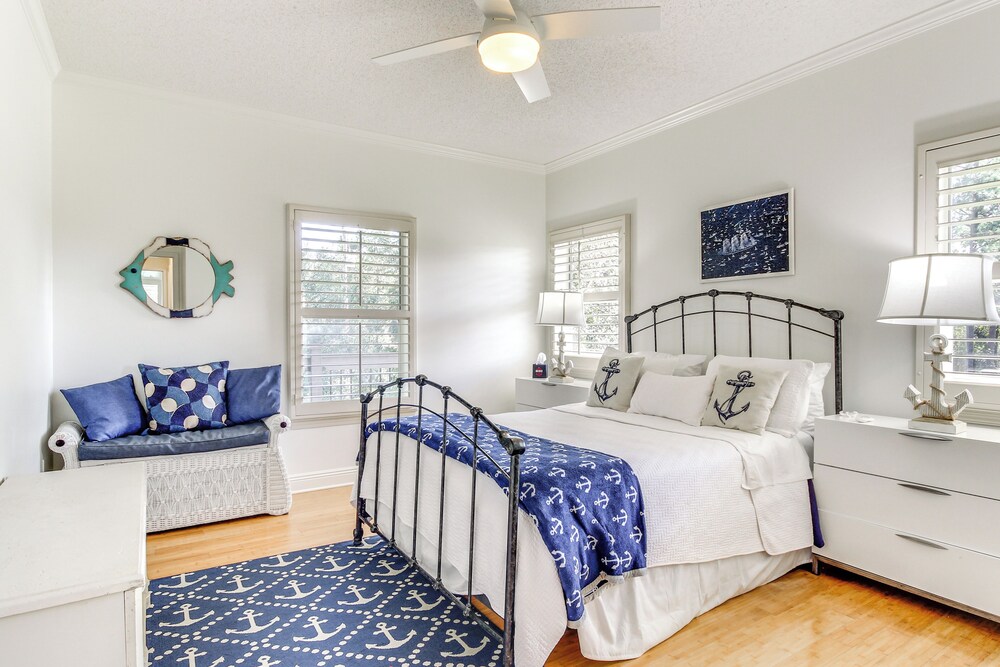 Pool, Fire Pit & Tennis Court: Gem in Bay St Louis