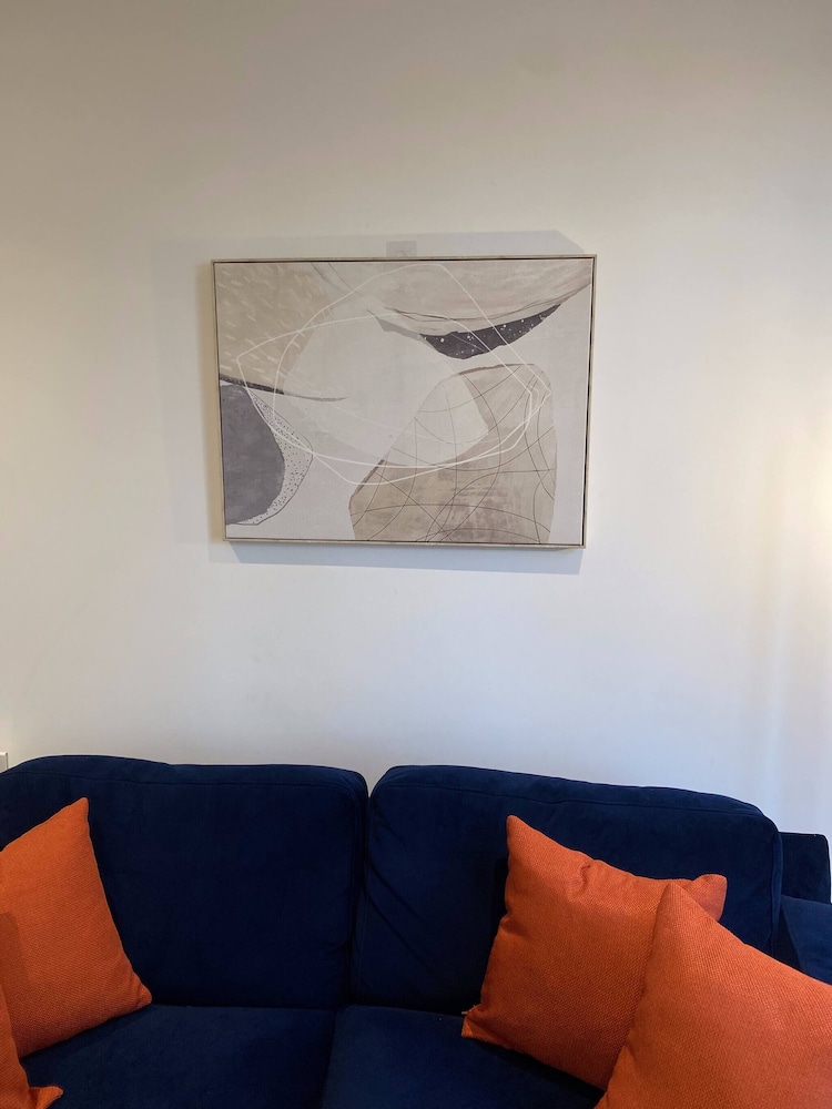 Lakeside - Central Apartment - Free Parking - Cinema Room