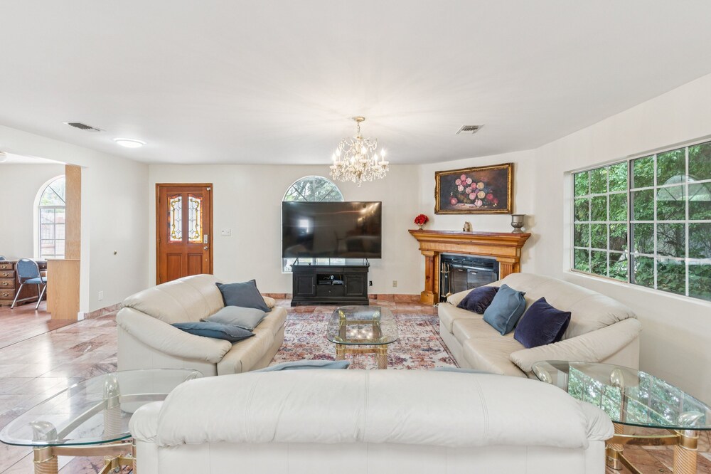 Russell House Near Hollywood & Griffith Park 3 Bedroom Home