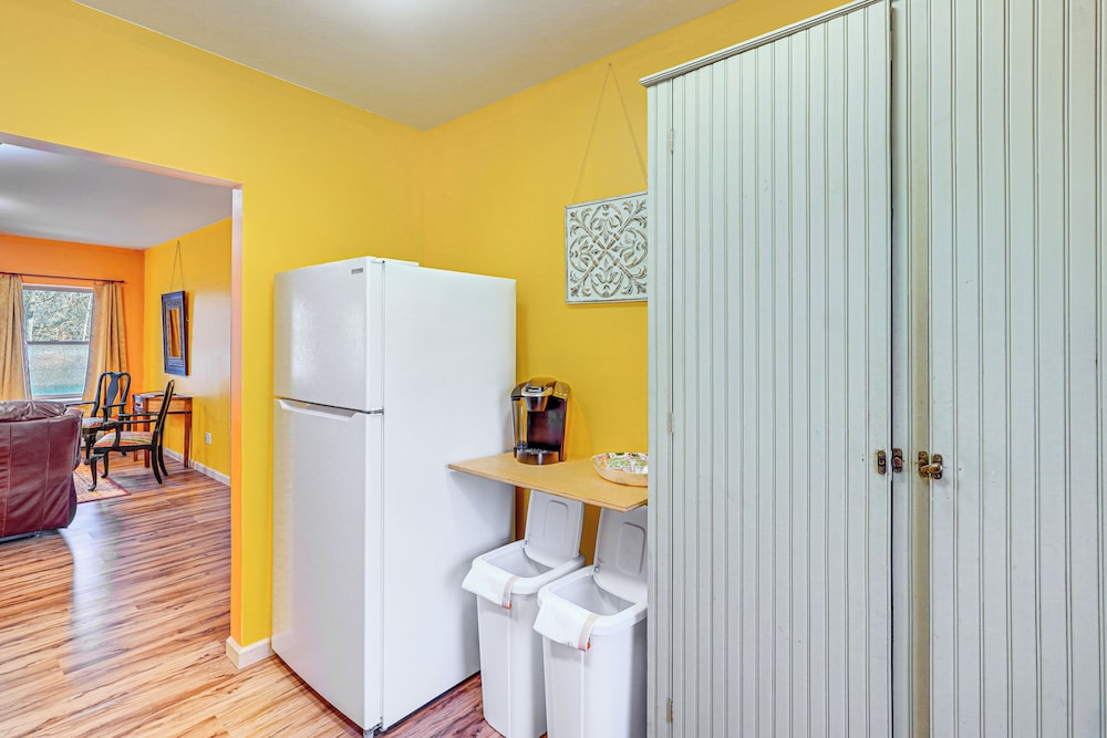 Near Historic Sites: Colorful Hyde Park Apartment!
