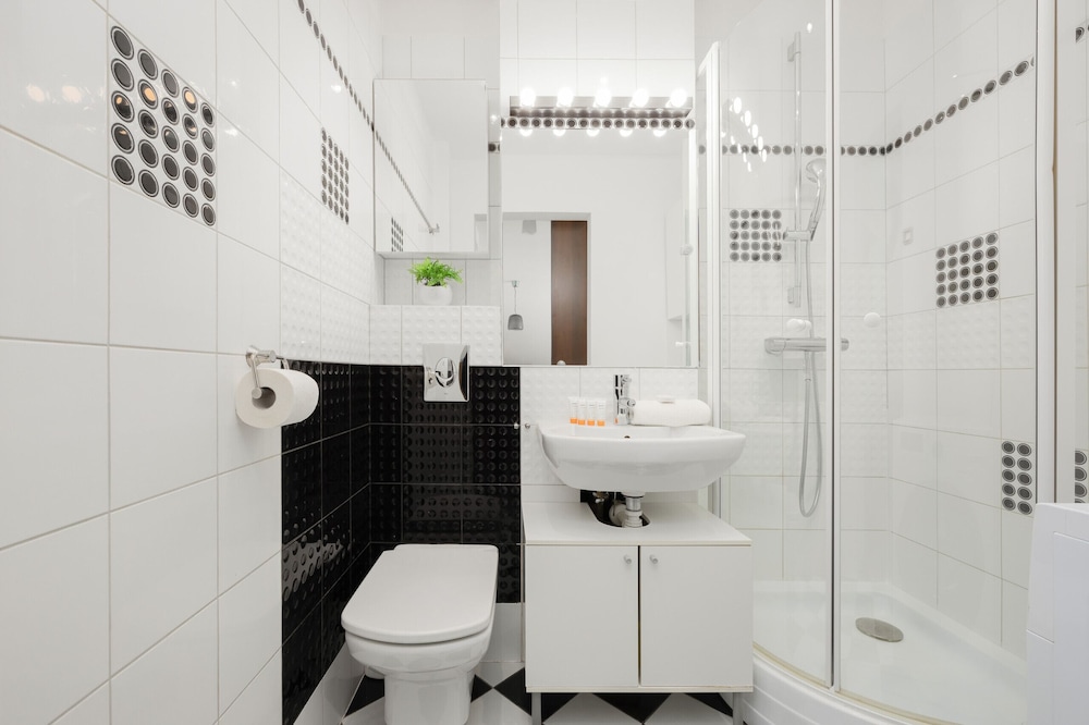 Sunny Heart of Warsaw by Renters