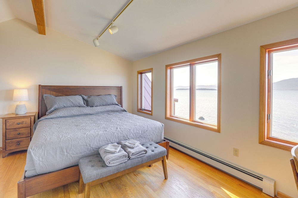 9 Mi to Mendenhall Glacier: Waterfront Juneau Home
