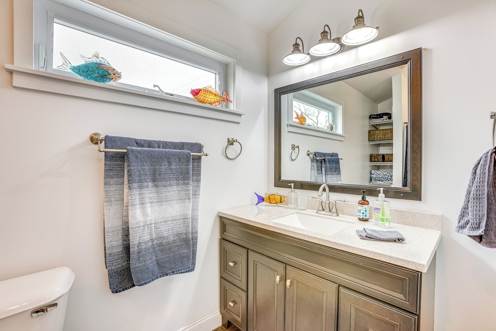 Close to Trails & Town! Artsy Apt in Frankfort