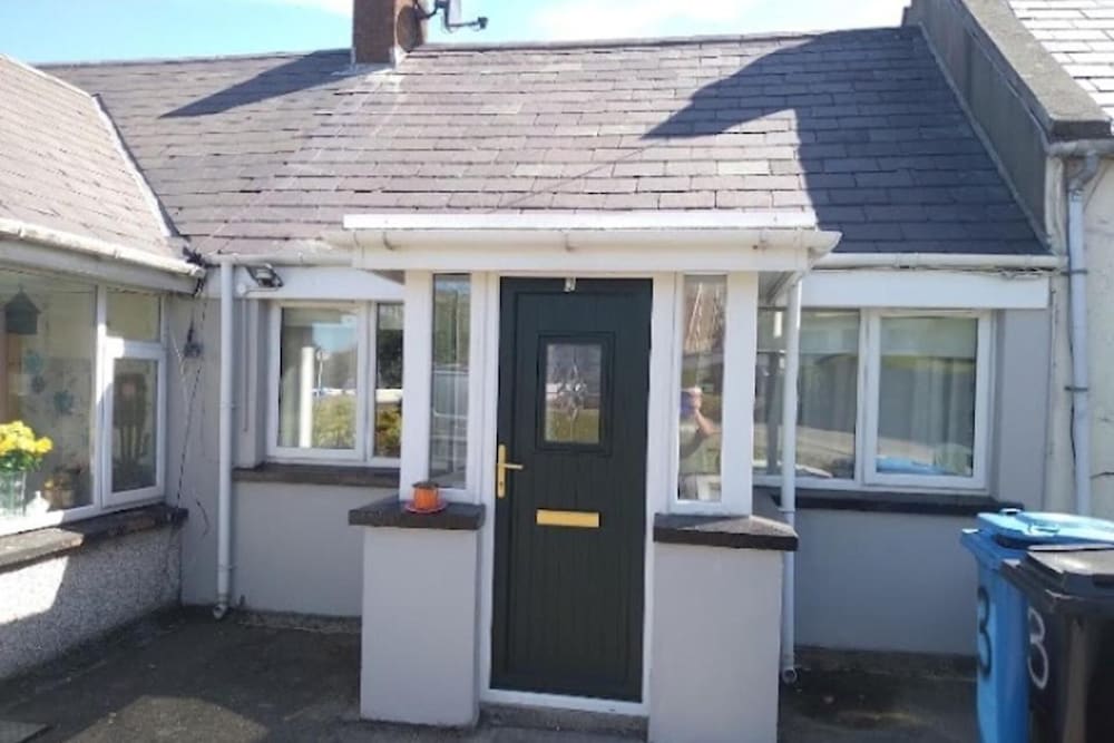 Cosy Cottage- Sleeps 4, Free Parking & Golf Nearby