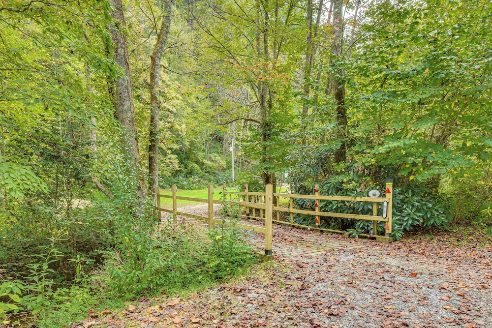 Creekside Cottage w/ Hot Tub: 8 Mi to Lake Chatuge