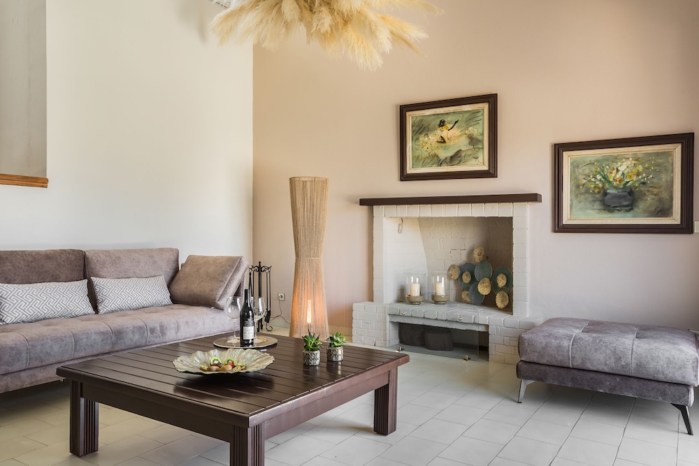 Malibu Studios & Apartments