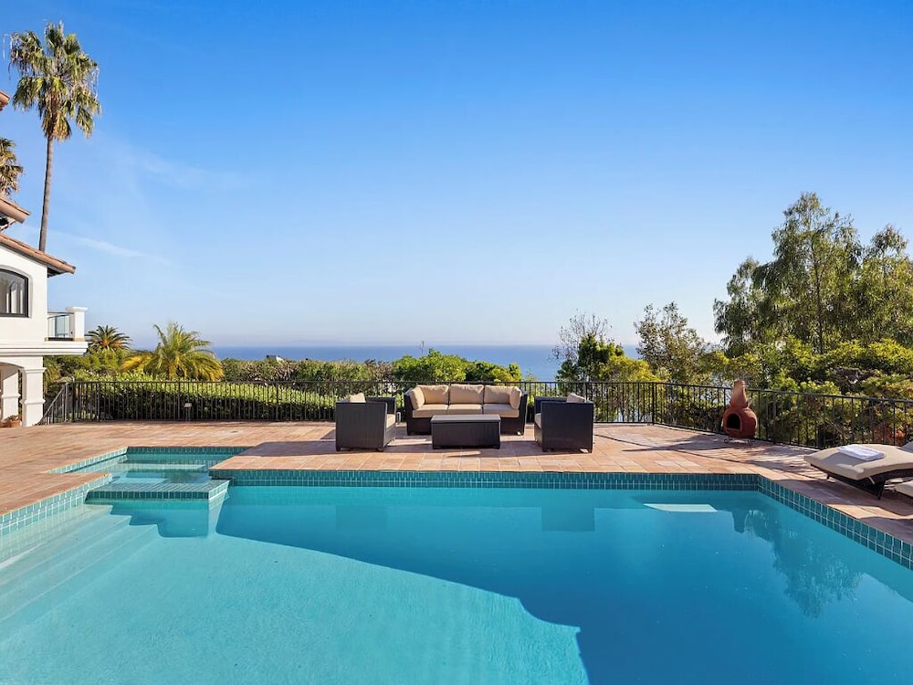 Villa Costera - Tree-lined Tranquility: 3-level Entertainer's Dream