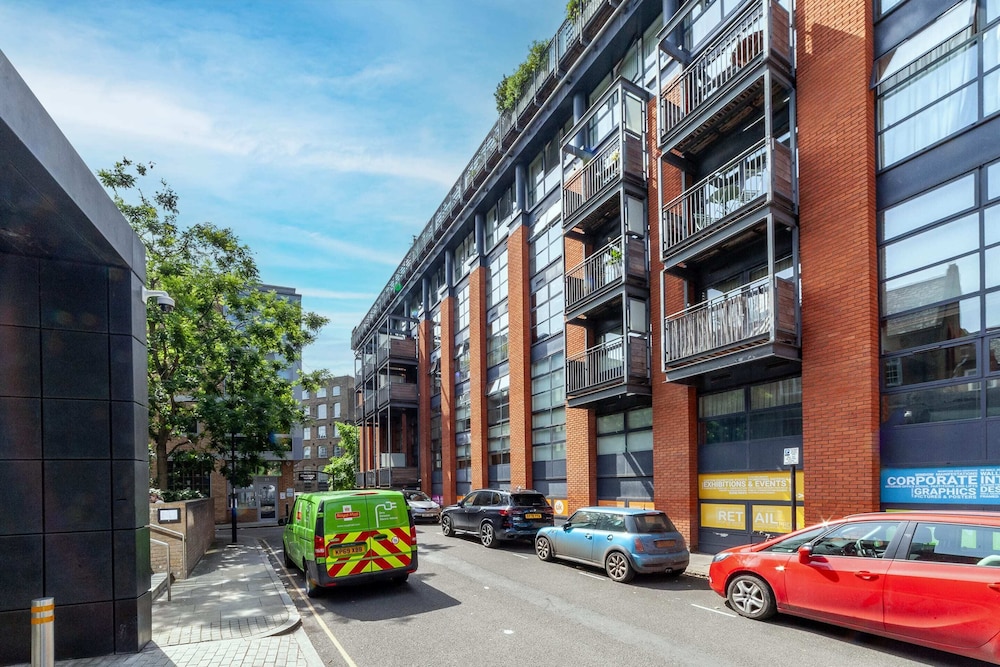 A Stylish Newly Refurbished Flat With City Access