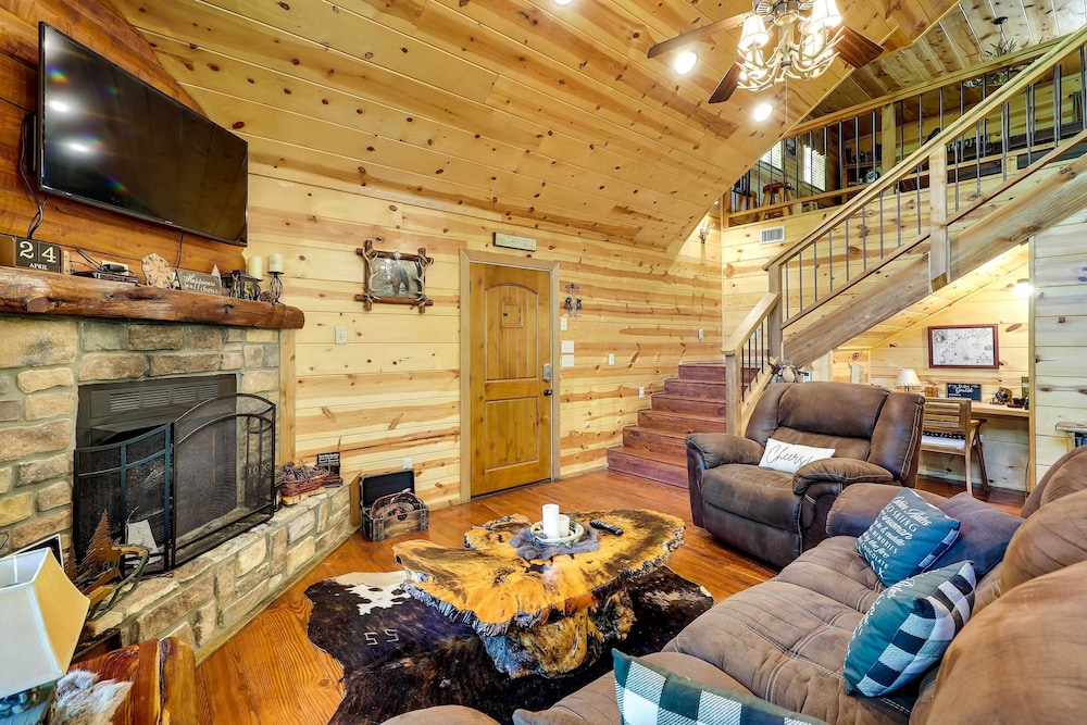 Pet-friendly Broken Bow Cabin w/ Fire Pit!