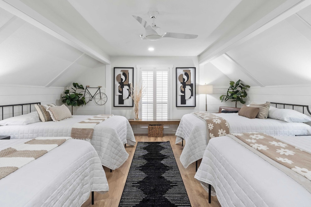 Newly Renovated! 2-min Walk to the Beach The Coastal Cottage by Avantstay