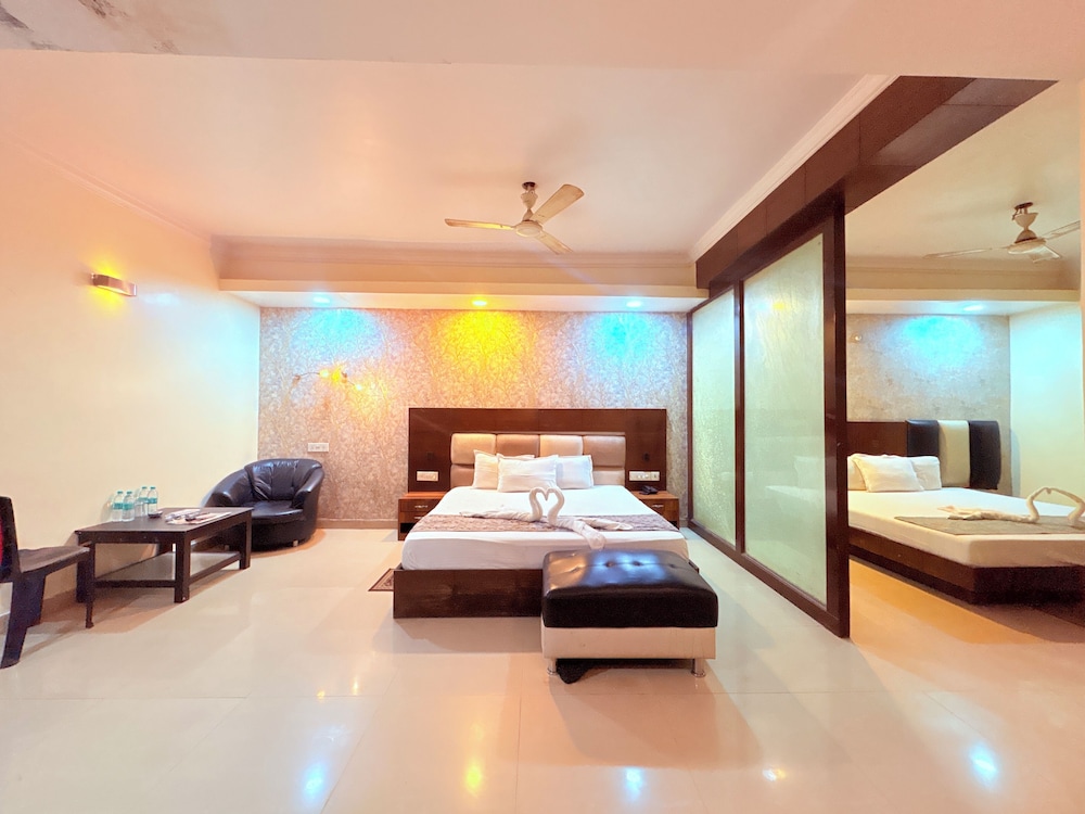 Hotel Park Prime with Swimming Pool