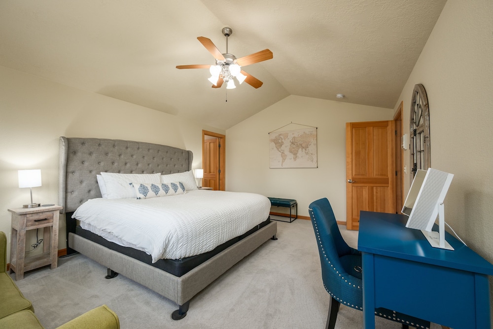 Family-Friendly Dara Oaks Home with Private Hot Tub and BBQ on the Deck by RedAwning