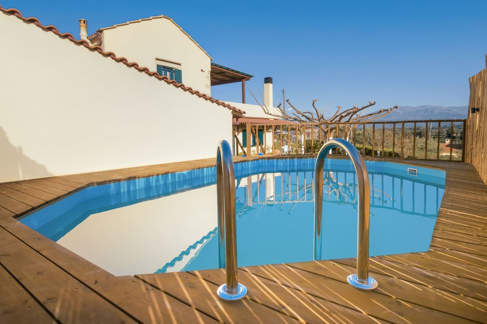 Traditional Ioannis Cottage...luxurious & Rustic With Ecological Heated Pool !!!