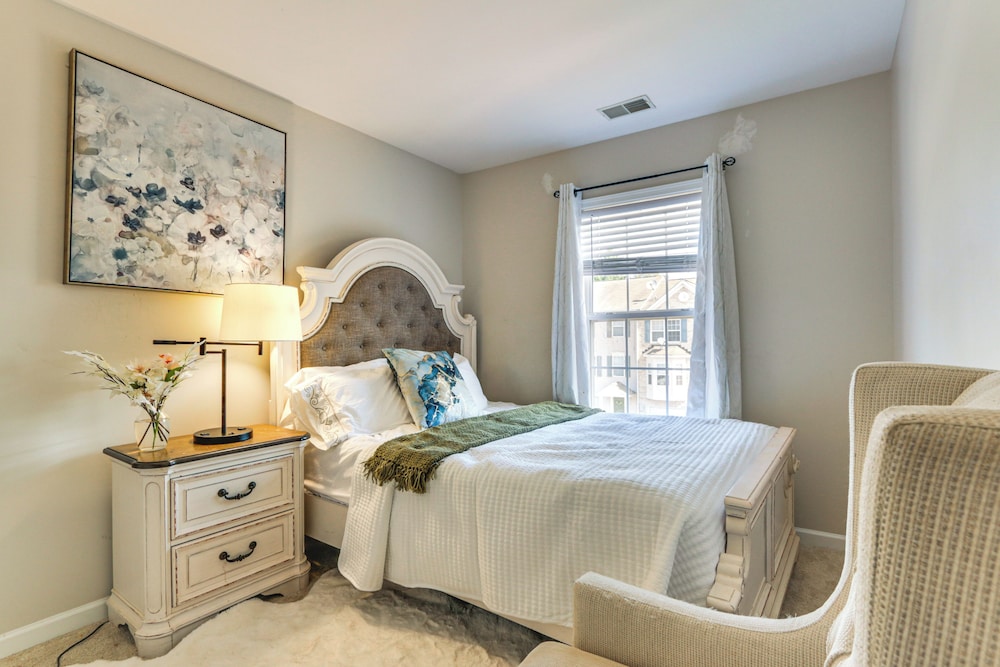 < 2 Mi to Dtwn Hagerstown: Townhome w/ Fireplace