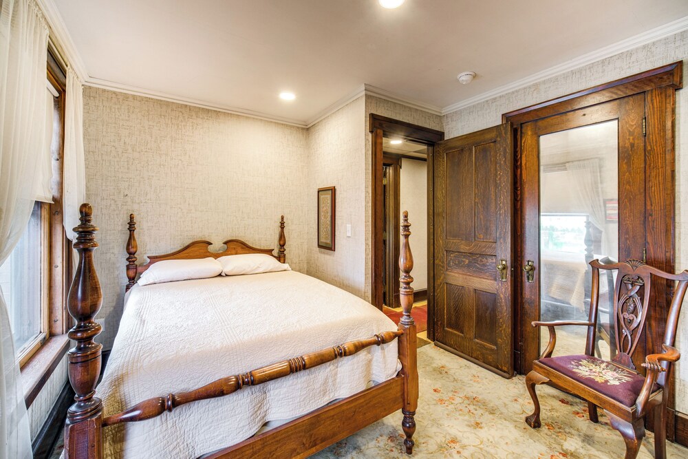 2 Mi to Lake Erie: Spacious Retreat Near Cafes!