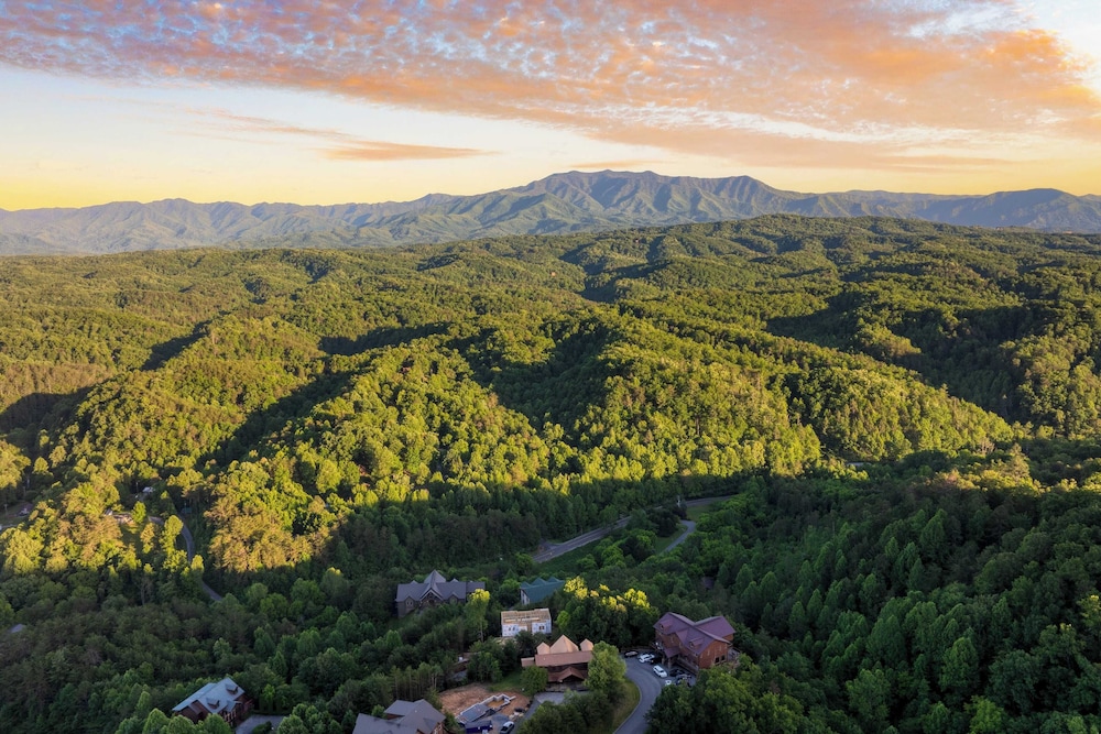 Luxury Cabin w/ Elevator, Theater & Hot Tub Near Dollywood Smoky Vista Lodge