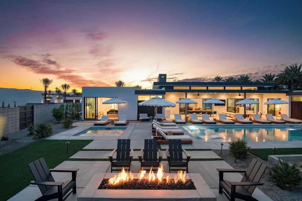 Sleeps 34 2 Villas, Pool, Pickleball + Bocce Polo Villas Elara by Avantstay