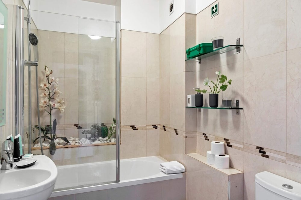 Large Contemporary 3 Bedroom Apartment