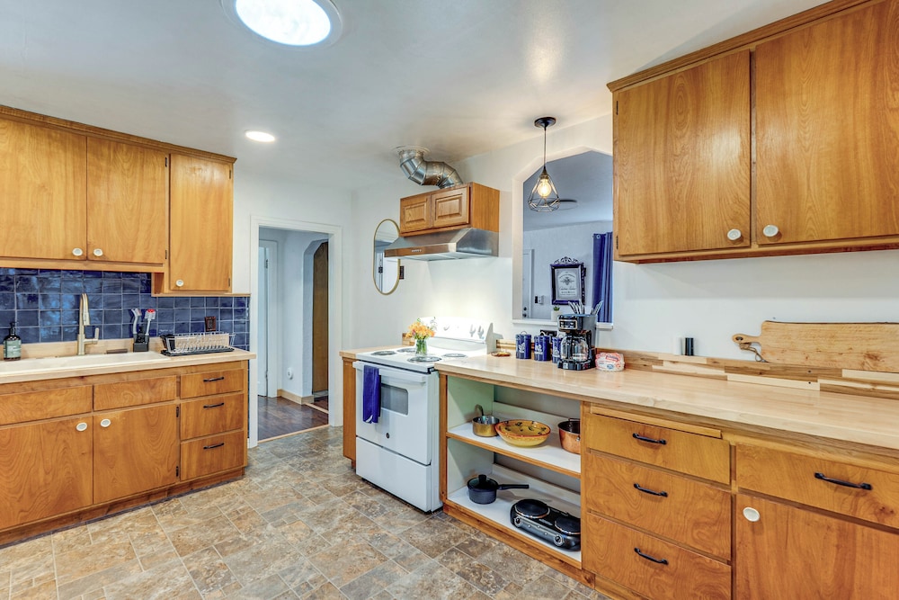 Wine Country Cottage in Historic Fiddletown!