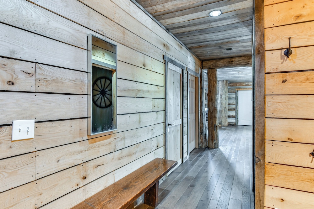Perfect for Families: Custom-built Harrison Cabin!