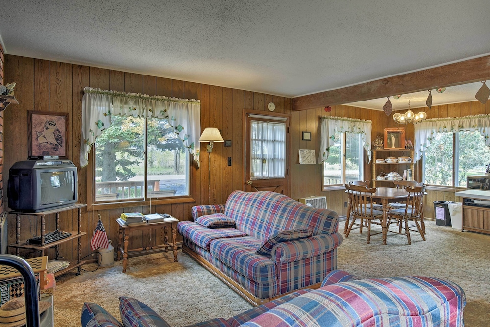 Walk to Green Lake & Beach: Cozy Cabin w/ Deck