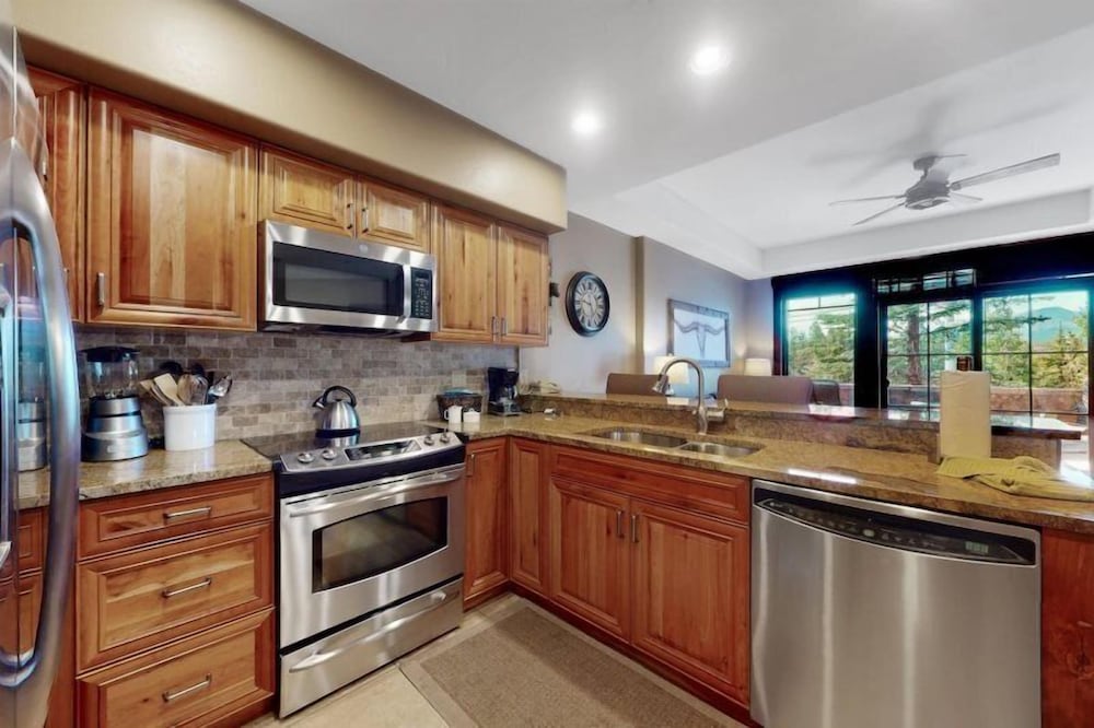 Luxury Ski-in/ski-out 1 Bedroom Condo at Crystal Peak Lodge at Peak 7