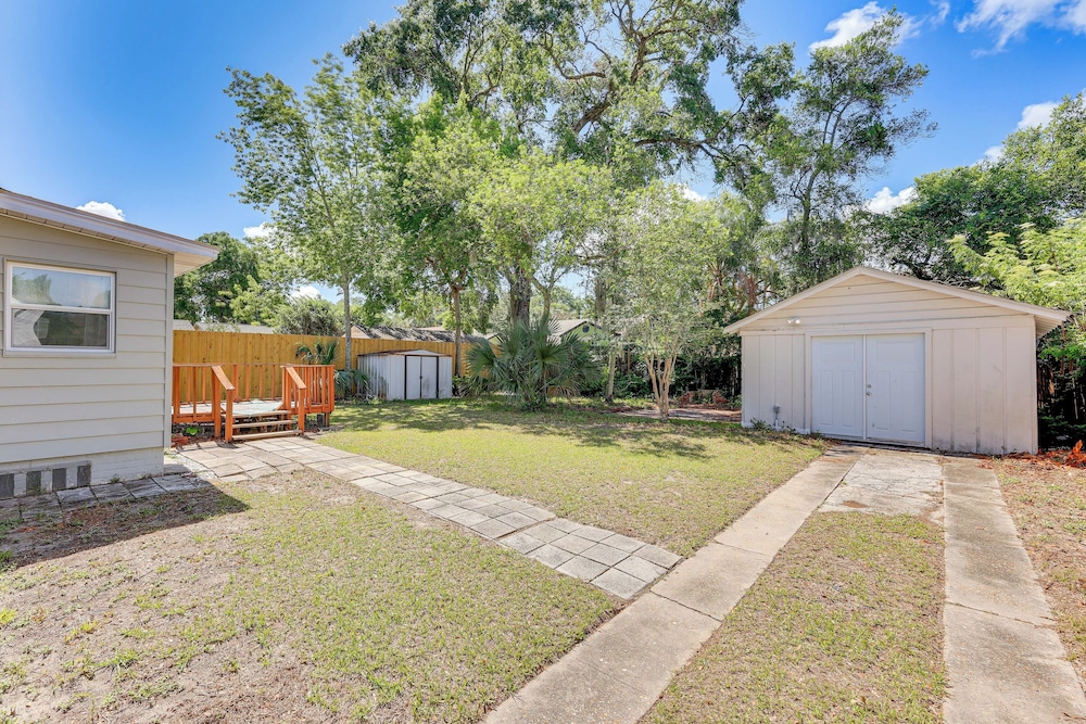 4 Mi to Dtwn Jacksonville: Chic Home w/ Porch!