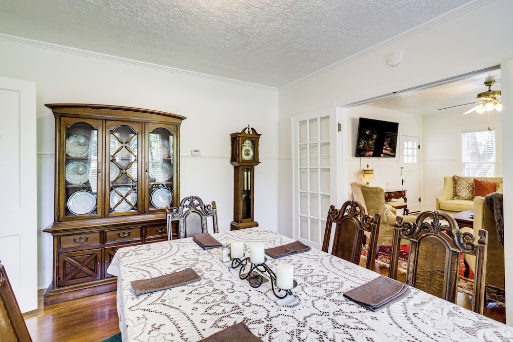 1 Mi to Dtwn! Restored 1930s Brenham Retreat