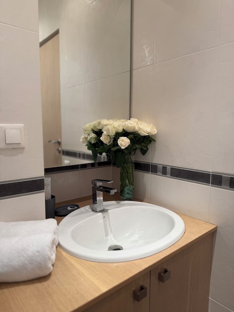 Deluxe 2-bedroom apartment by Sweet Home