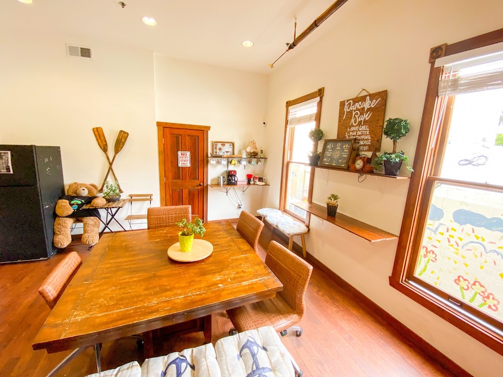 International Travelers House Hostel \- Downtown San Diego Little Italy.