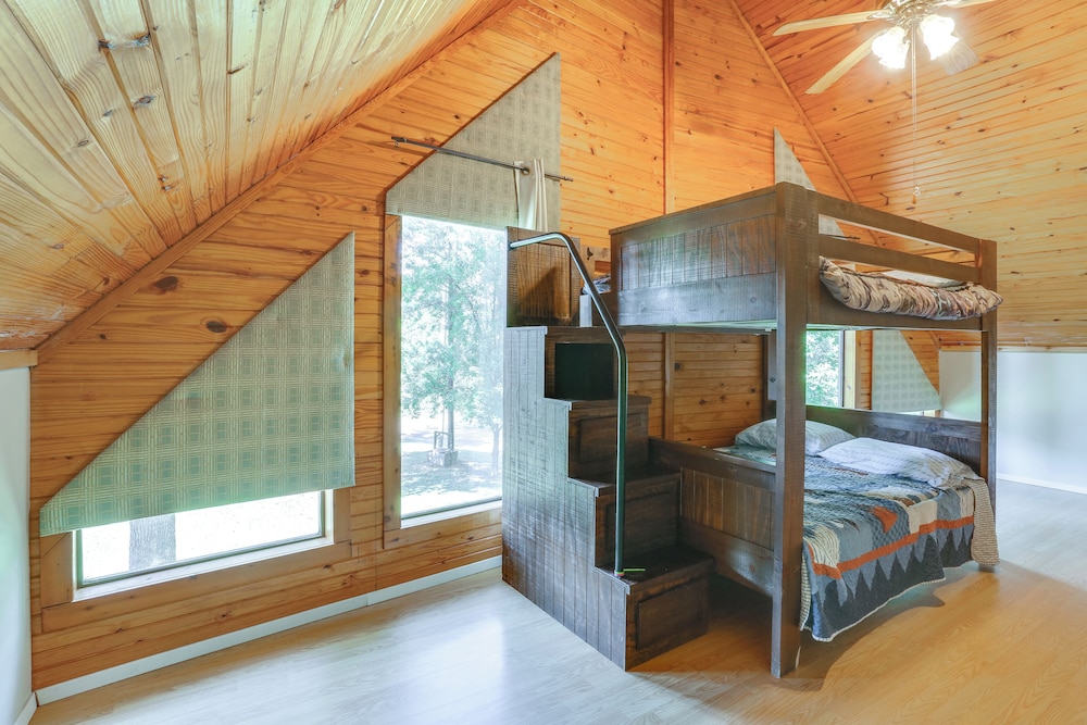 Wraparound Porch: Toledo Bend Reservoir Retreat!