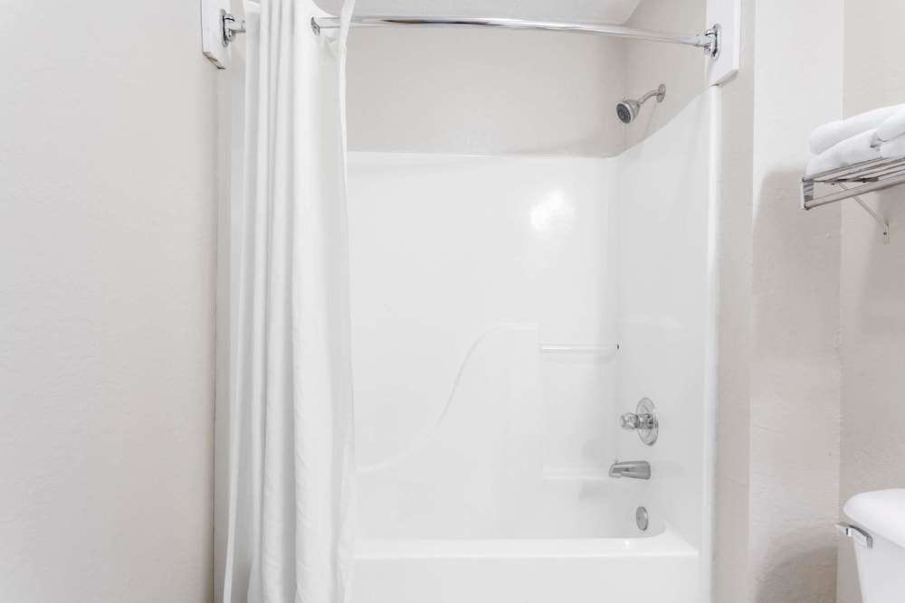 Super 8 by Wyndham Harrisburg